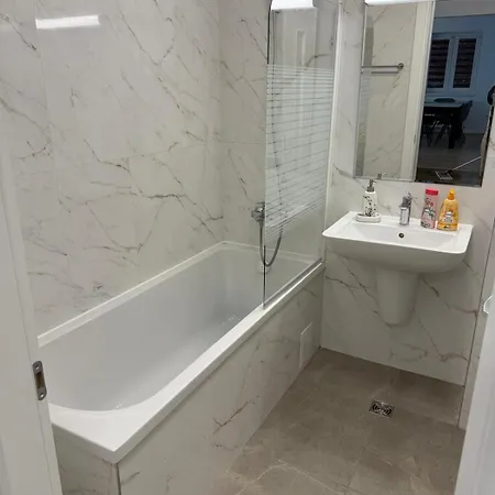 Apartment Coresi Mall Apartments, 52 Stefan Baciu,